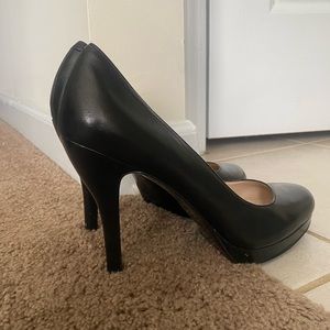 Nine West black pointy toe pumps